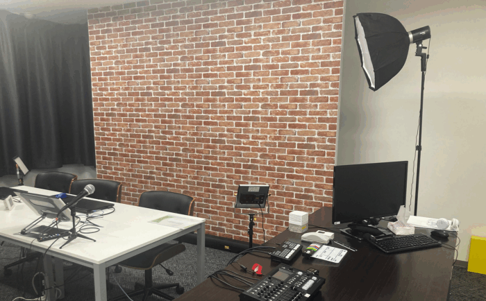 スタジオ風景　机、背景、撮影器具
